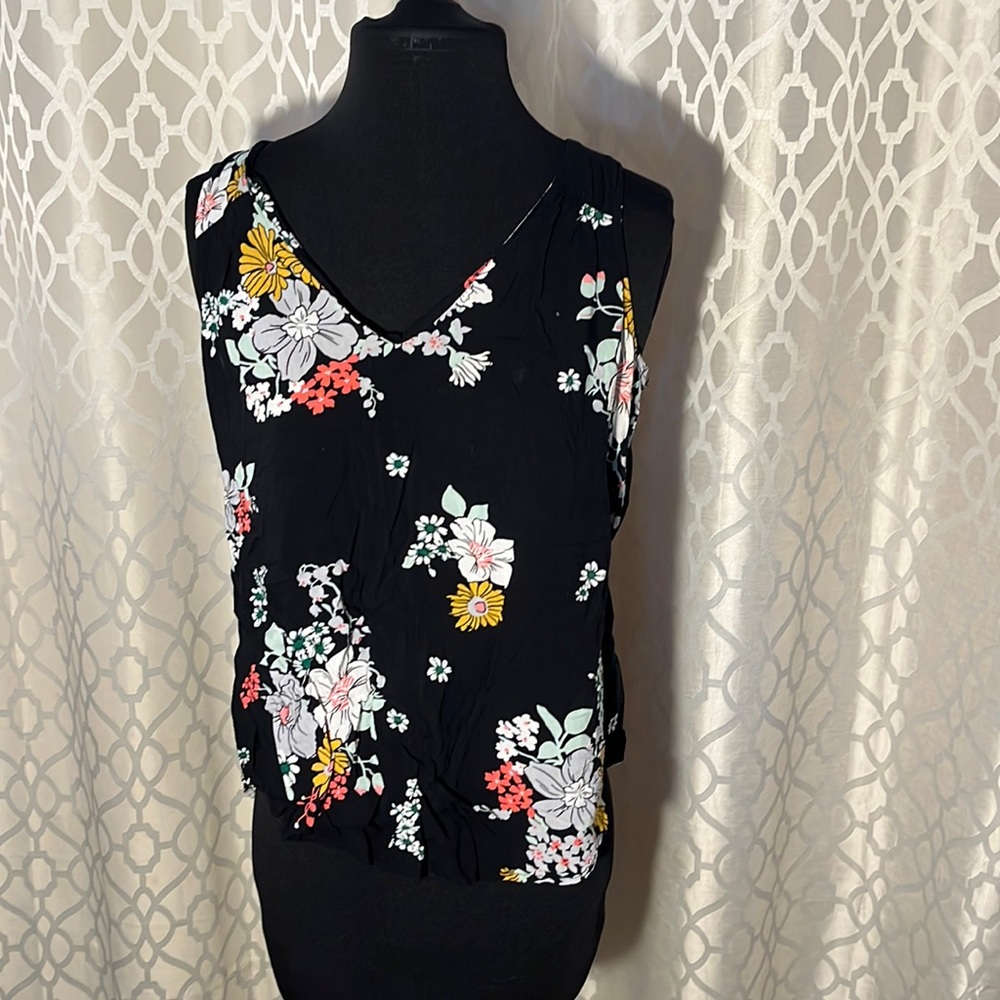 Old Navy Black Sleeveless Women’s Top with flowers Size M